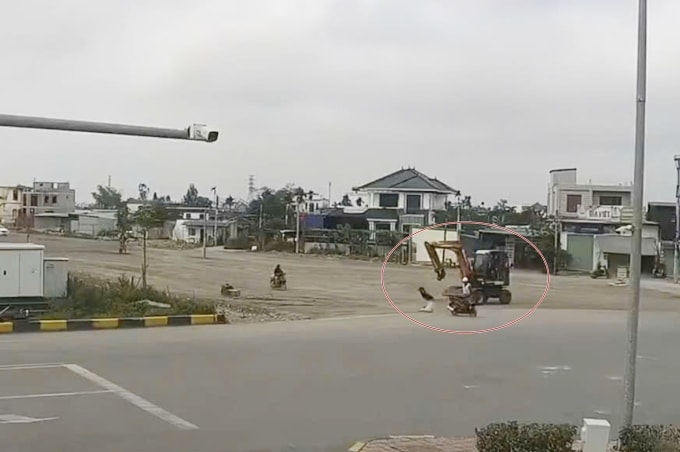 Tình huống nam thanh niên đi xe máy va chạm với dây cáp điện. Ảnh: Chụp màn hình