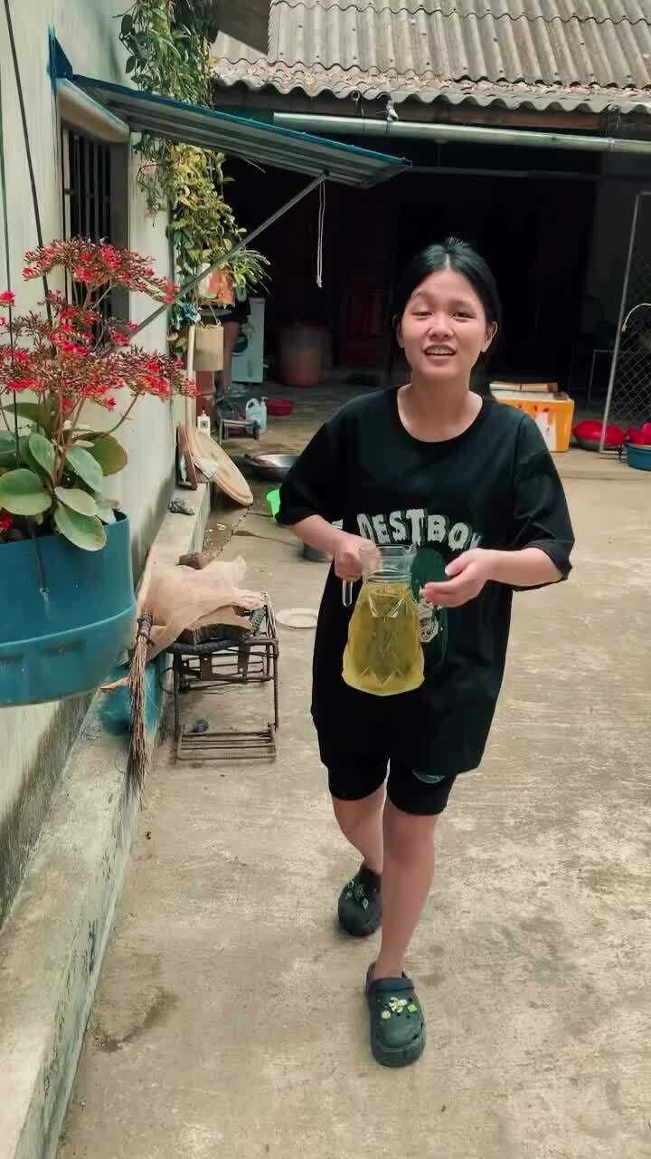 Tới Việt Nam du lịch, khách Nga được mời ăn rồi hỏi luôn chuyện kết hôn