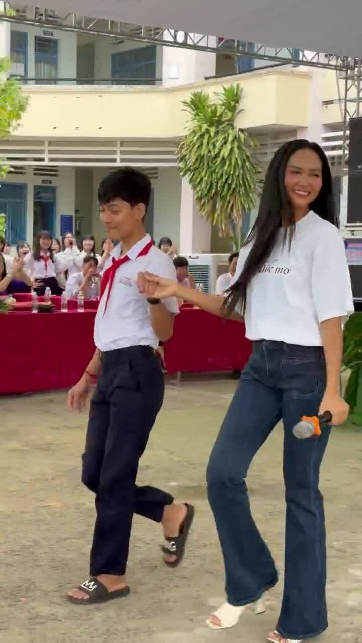 H'Hen Niê catwalk cùng học sinh trường THCS - THPT Tây Sơn (Đồng Nai)