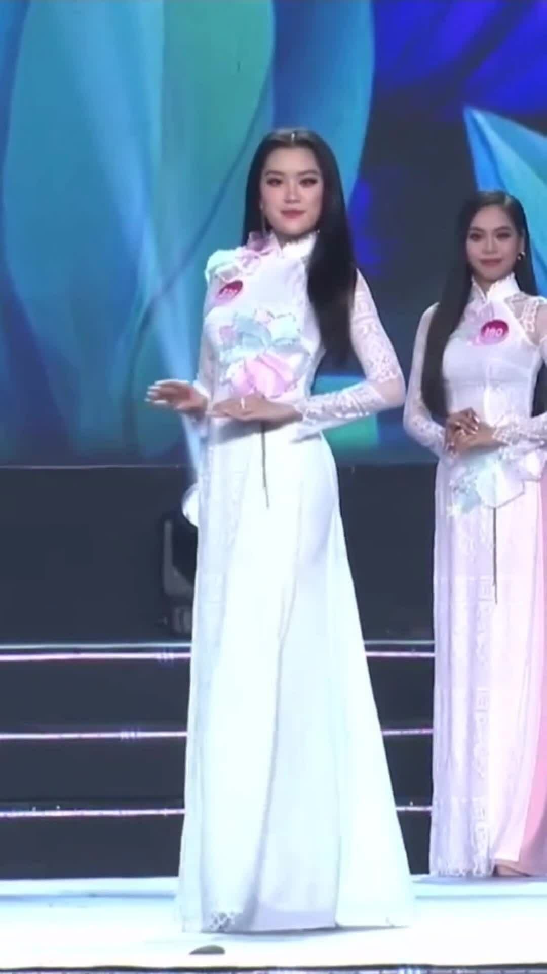 Phan Phương Oanh trên sân khấu Hoa hậu Việt Nam 2022