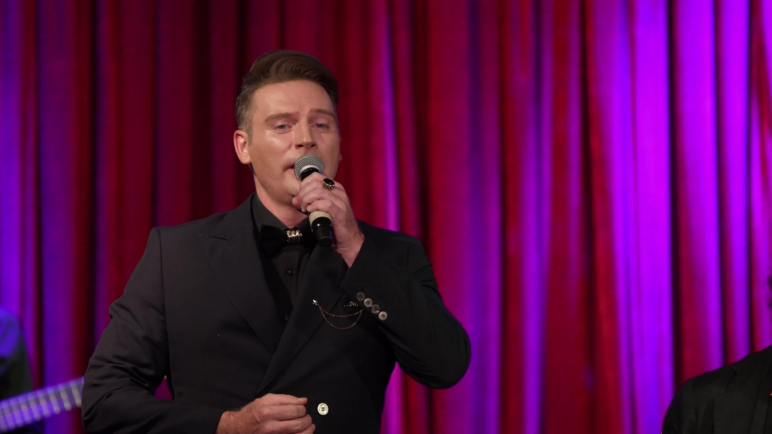 Người nước ngoài phát cuồng với nhạc tình ca Việt Nam