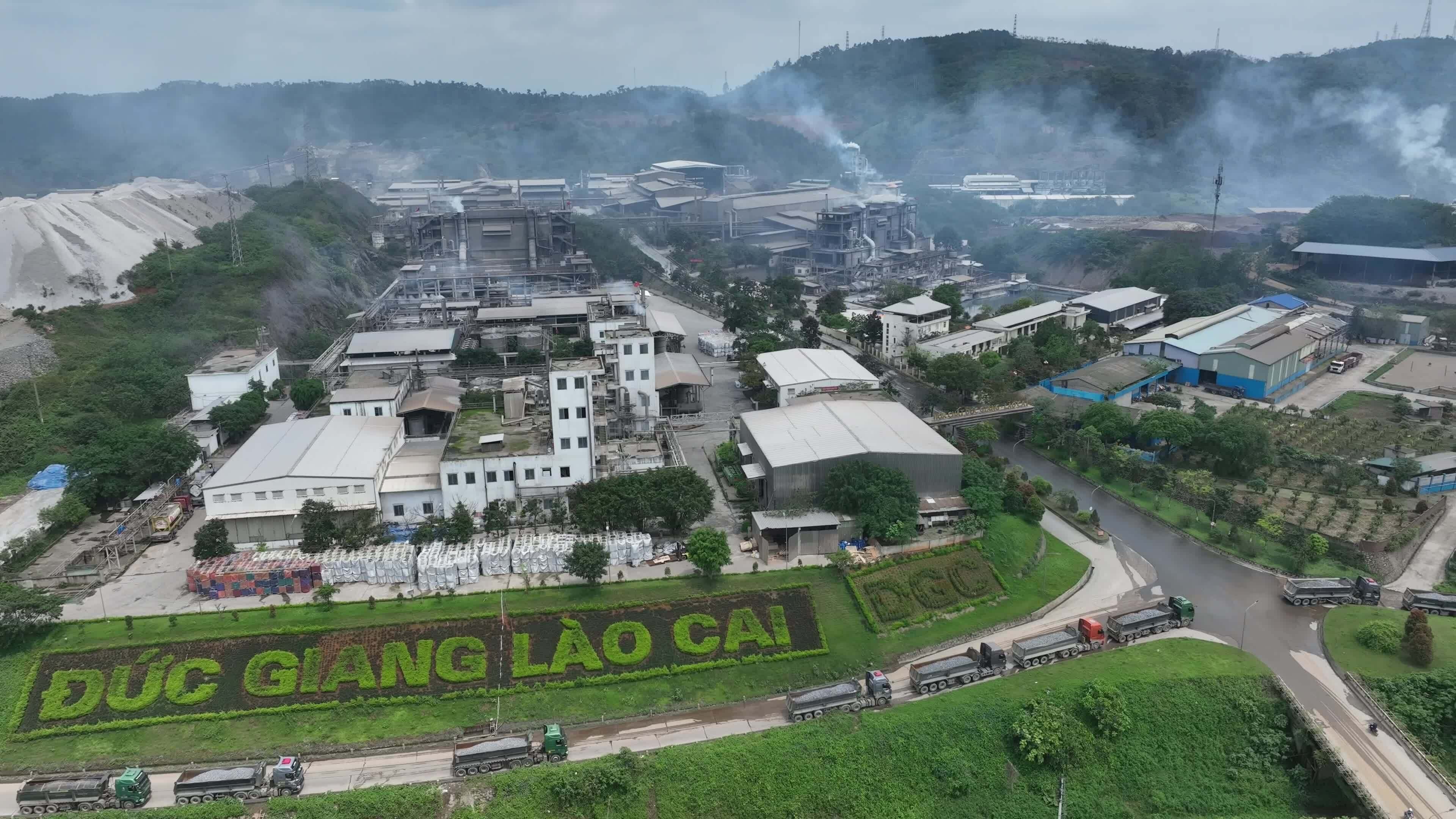 Khói bụi bủa vây quanh nhà máy Đức Giang Lào Cai