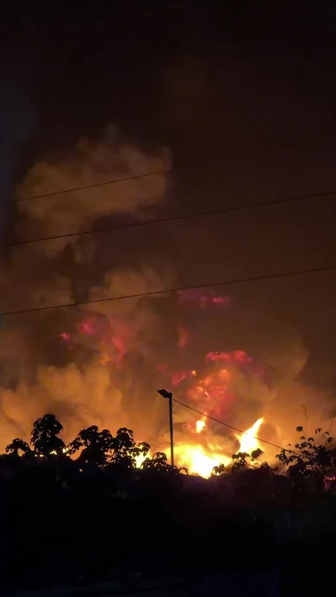 Hỏa hoạn đối diện Bệnh viện K Tân Triều, nhiều xưởng bị cháy lan