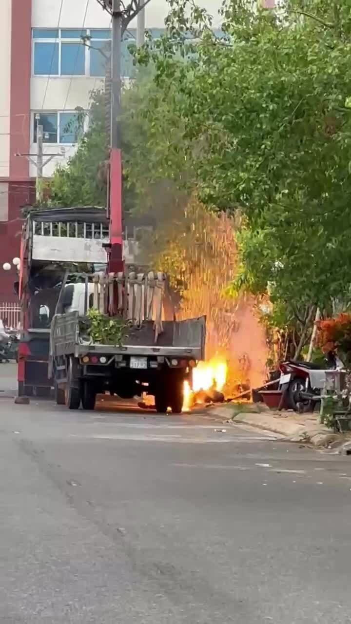 Xe cẩu vướng dây điện khiến một người chết