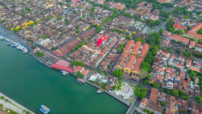 Lần đầu có tour du lịch bay dù lượn, ngắm Hội An từ trên cao - Ảnh 1.