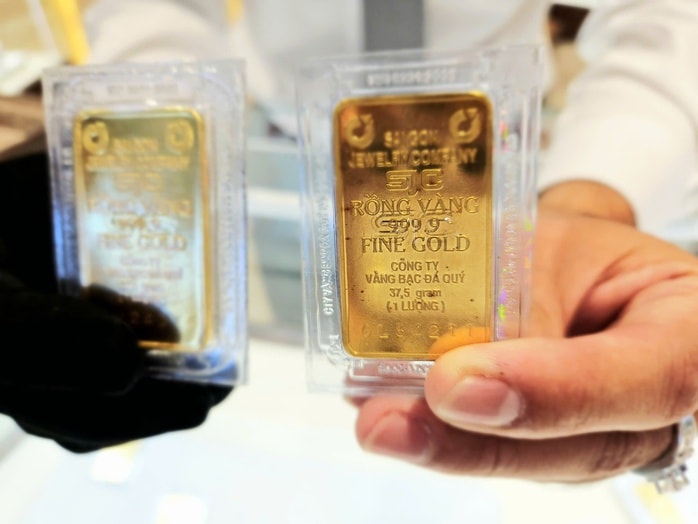 Giá vàng hôm nay 30-3: Vàng, bạc rớt mạnh khi vừa mở cửa, dầu thô tăng trở lại - Ảnh 2.