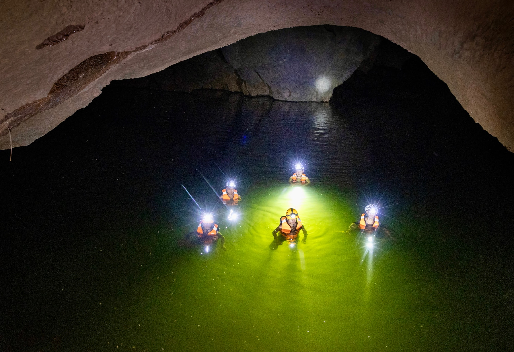 Bí ẩn hang động lưu dấu tích tộc người Arem và rừng cổ quý hiếm- Ảnh 20. Bí ẩn hang động lưu dấu tích tộc người Arem và rừng cổ quý hiếm- Ảnh 20.