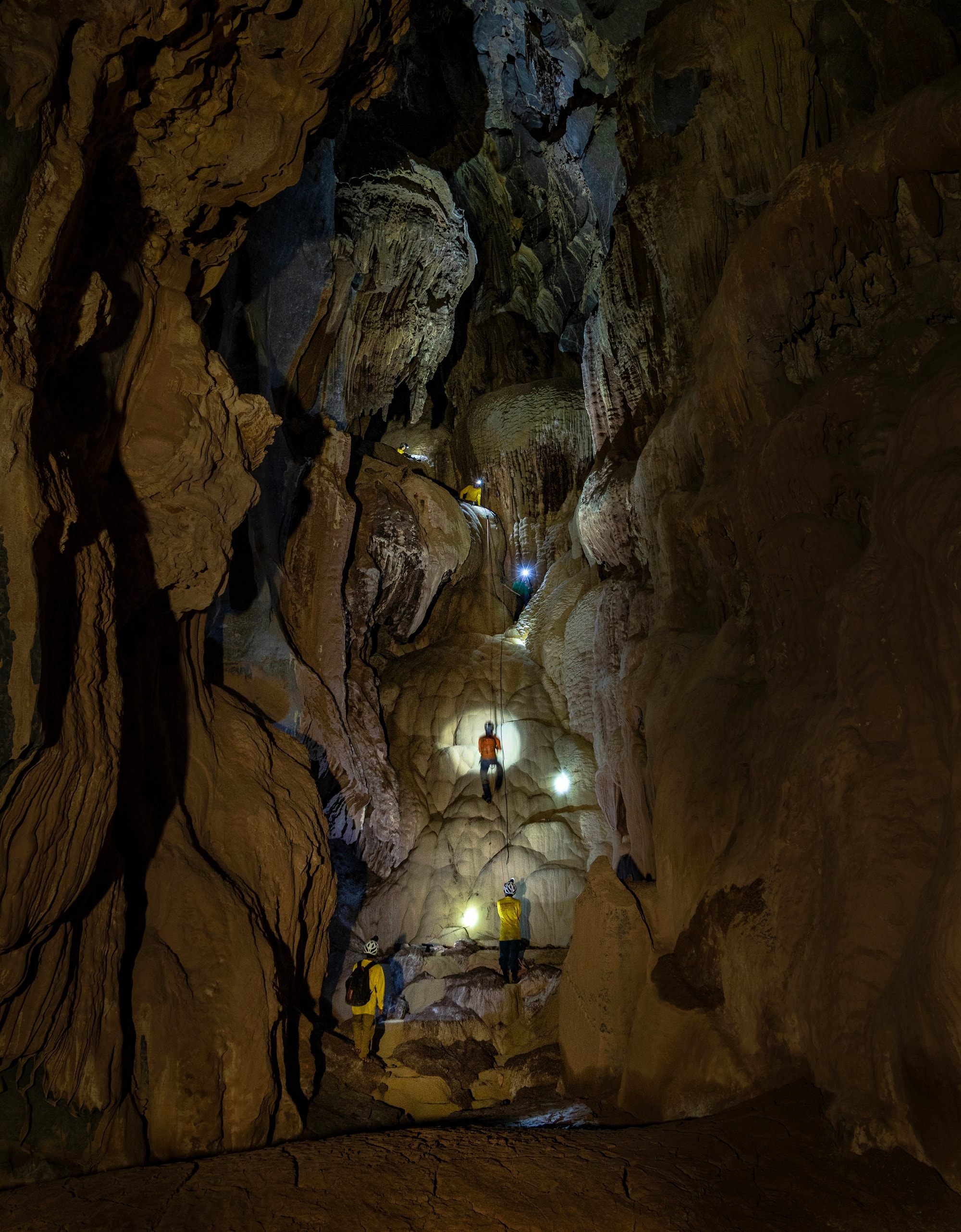 Bí ẩn hang động lưu dấu tích tộc người Arem và rừng cổ quý hiếm- Ảnh 13. Bí ẩn hang động lưu dấu tích tộc người Arem và rừng cổ quý hiếm- Ảnh 13.