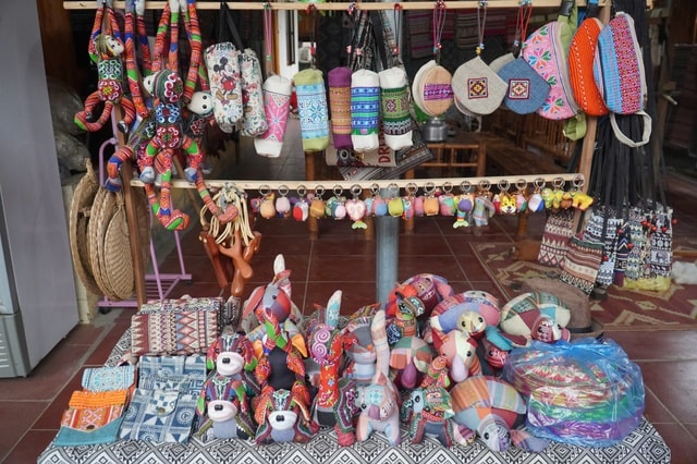 Những cụ bà cần mẫn giữ 'hồn' thổ cẩm giữa đại ngàn Pù Luông- Ảnh 1. Những cụ bà cần mẫn giữ 'hồn' thổ cẩm giữa đại ngàn Pù Luông- Ảnh 1.