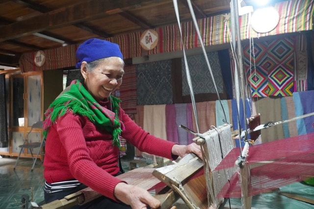 Những cụ bà cần mẫn giữ 'hồn' thổ cẩm giữa đại ngàn Pù Luông- Ảnh 4. Những cụ bà cần mẫn giữ 'hồn' thổ cẩm giữa đại ngàn Pù Luông- Ảnh 4.