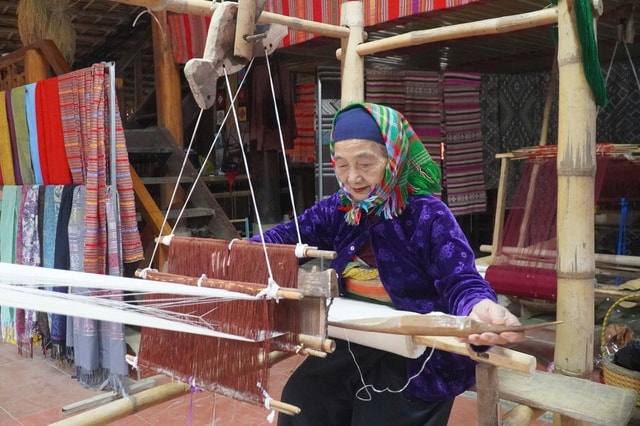 Những cụ bà cần mẫn giữ 'hồn' thổ cẩm giữa đại ngàn Pù Luông- Ảnh 2. Những cụ bà cần mẫn giữ 'hồn' thổ cẩm giữa đại ngàn Pù Luông- Ảnh 2.