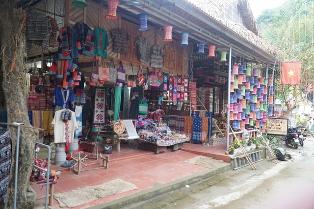 Những cụ bà cần mẫn giữ 'hồn' thổ cẩm giữa đại ngàn Pù Luông- Ảnh 5. Những cụ bà cần mẫn giữ 'hồn' thổ cẩm giữa đại ngàn Pù Luông- Ảnh 5.