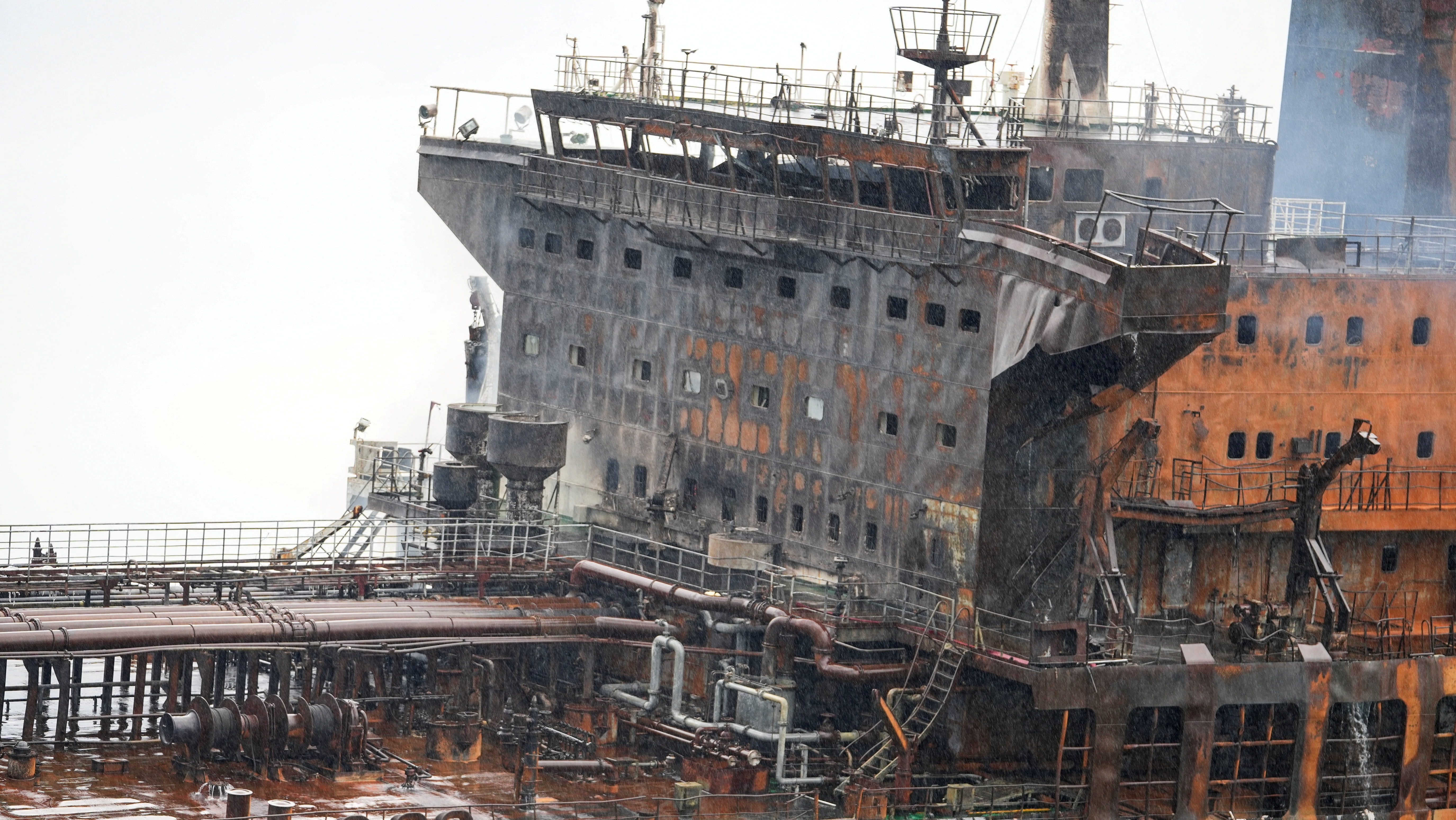 Một tàu chở dầu nước ngoài vận chuyển dầu nhiên liệu của Iraq bị hư hại sau khi bốc cháy trong vùng biển lãnh hải Iraq, sau các vụ tấn công nhằm vào hai tàu nước ngoài, theo các quan chức cảng Iraq, gần Basra, Iraq, ngày 12/3/2026. (Ảnh: REUTERS/Mohammed Aty/File Photo)