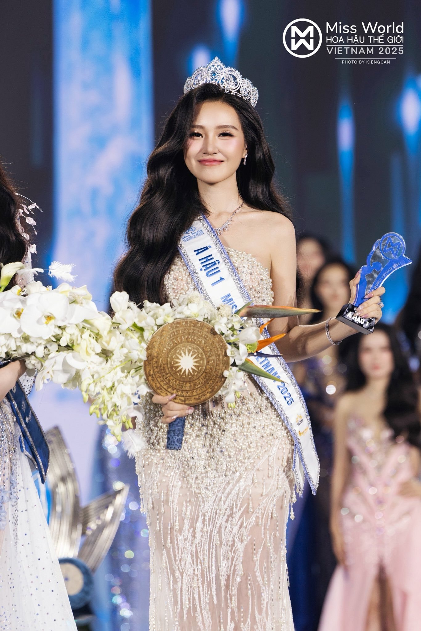 Á hậu 1 Miss World Vietnam Lê Phương Khánh Như hiện là sinh viên năm cuối khoa Du lịch, Đại học Kinh tế TP.HCM. Khánh Như hoạt động nổi bật trong lĩnh vực dẫn chương trình với vai trò MC song ngữ, từng cộng tác với Tổng Lãnh sự quán Đức tại TP.HCM và nhiều thương hiệu nổi tiếng.