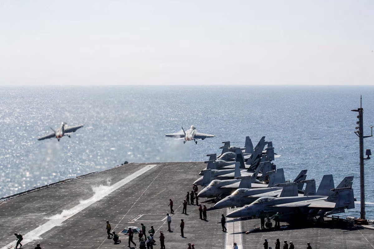 Hai tiêm kích F/A-18 Super Hornet cất cánh từ boong tàu sân bay lớp Nimitz USS Abraham Lincoln (CVN-72) của Hải quân Mỹ, tham gia chiến dịch không kích Iran trong khuôn khổ Chiến dịch Cơn thịnh nộ dữ dội. (Ảnh: Reuters)