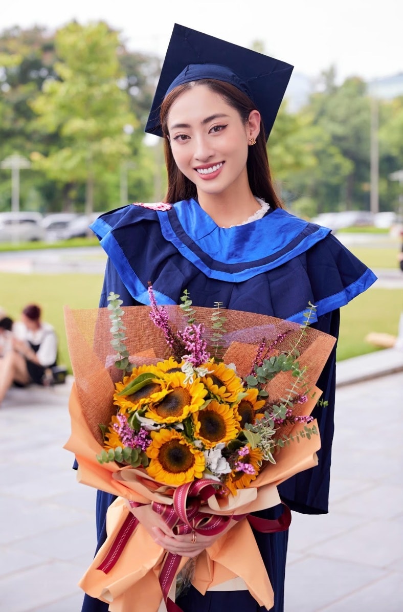 Miss World Vietnam 2019 Lương Thùy Linh cũng nổi tiếng là mỹ nhân có học vấn cao. Thời phổ thông, cô sở hữu bằng IELTS với số điểm 7.5, trong đó kỹ năng nghe, đọc của người đẹp nổi trội hơn với số điểm gần như tuyệt đối 8.5. Năm 2022, nàng hậu tốt nghiệp đại học Ngoại thương với tấm bằng Xuất sắc, điểm trung bình tích lũy đạt 3.6/4.0. Lương Thuỳ Linh đang là giảng viên trường Đại học Đại Nam. Cô cũng tiếp tục học chương trình Tiến sĩ tại trường Đại học Kinh tế (Đại học Quốc gia Hà Nội).