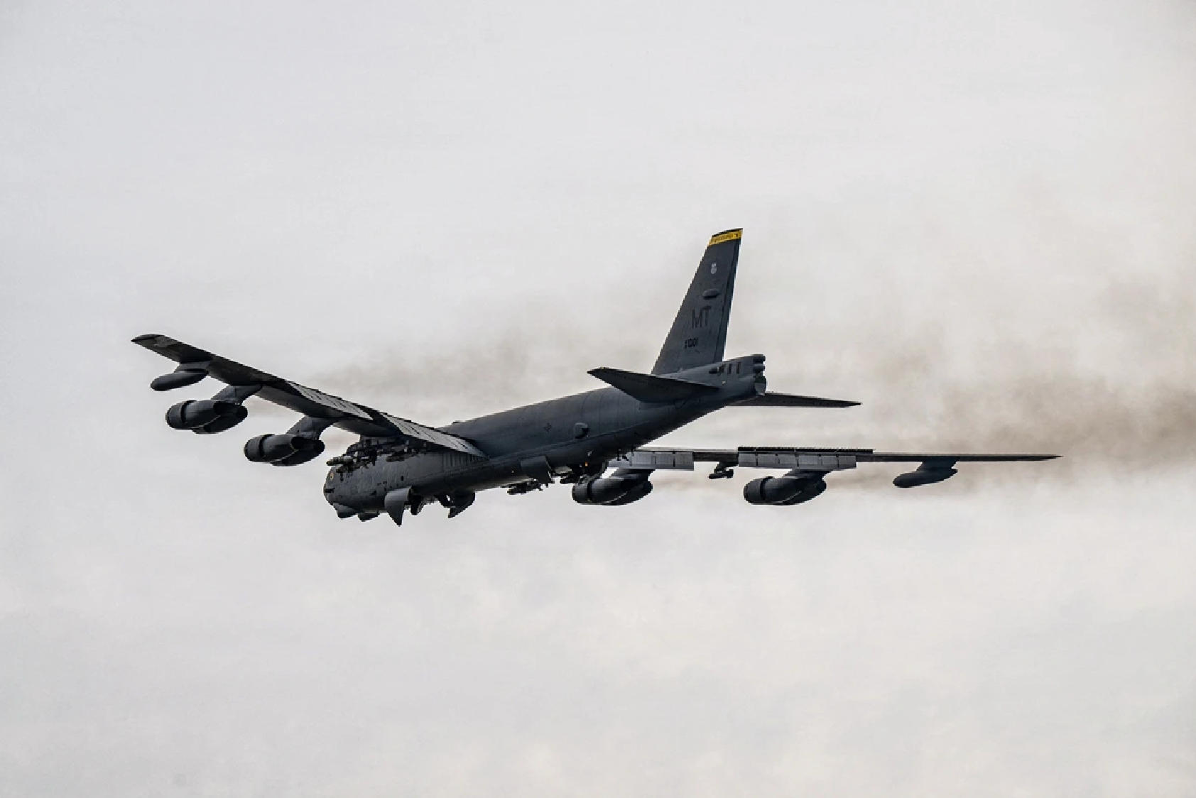 Máy bay B-52 Stratofortress của Mỹ cất cánh thực hiện nhiệm vụ hỗ trợ chiến dịch Epic Fury nhằm vào Iran, từ một địa điểm không được tiết lộ, ngày 22/3/2026. (Ảnh: Reuters)