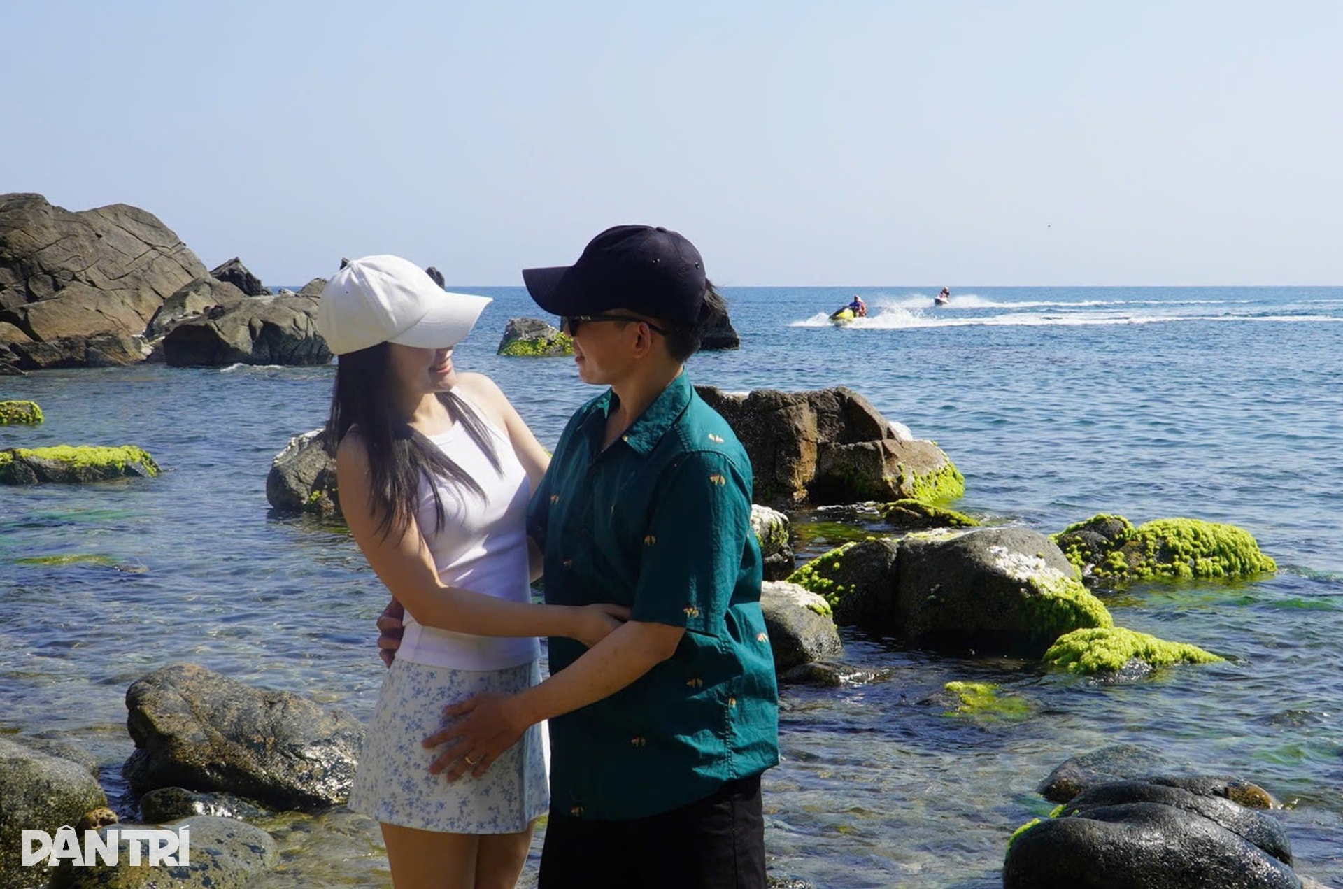 Cảnh đẹp nơi nữ ca sĩ vướng ồn ào mặc bikini ngâm mình trong Giếng Tiên - 3