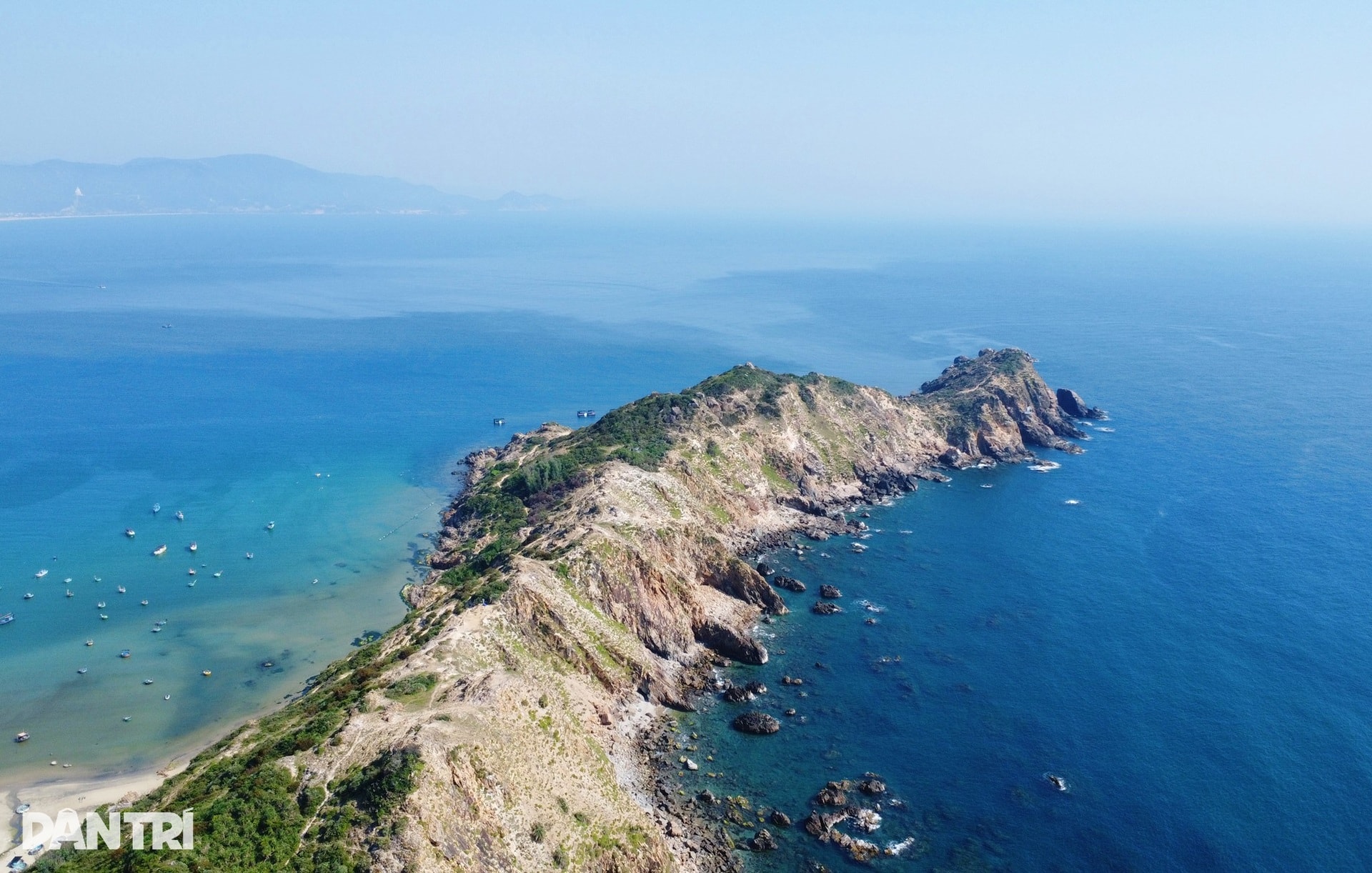 Cảnh đẹp nơi nữ ca sĩ vướng ồn ào mặc bikini ngâm mình trong Giếng Tiên - 1