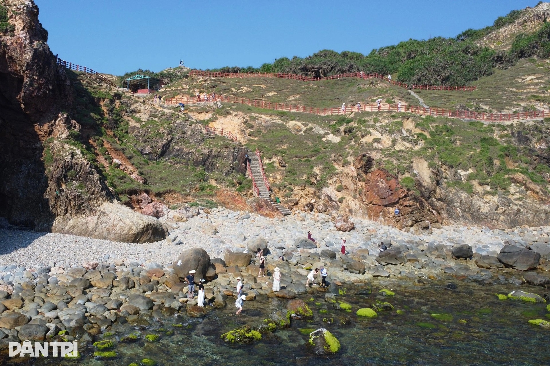 Cảnh đẹp nơi nữ ca sĩ vướng ồn ào mặc bikini ngâm mình trong Giếng Tiên - 5