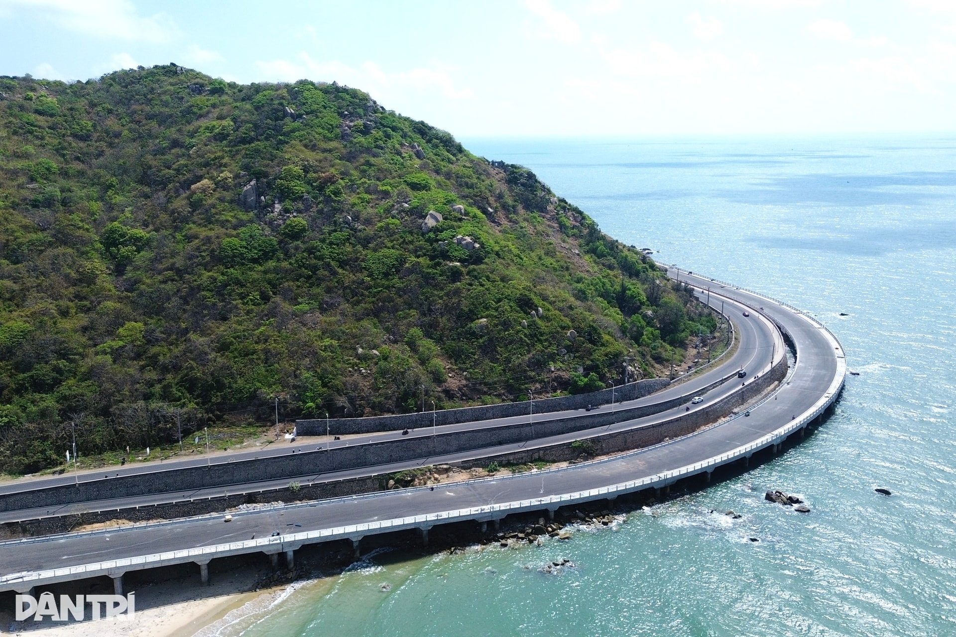 Con đèo uốn lượn giữa biển và núi, “níu chân” du khách ở TPHCM - 1