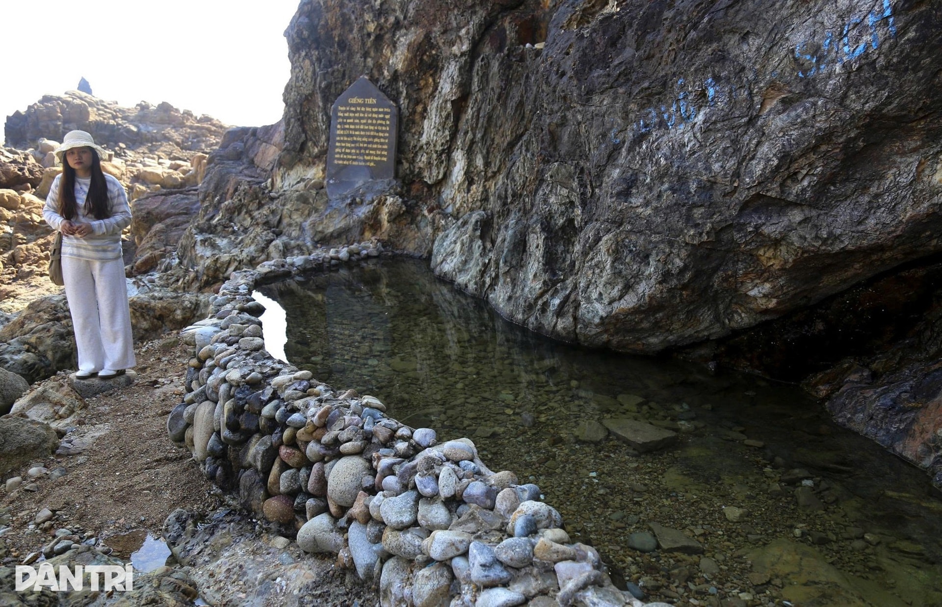 Cảnh đẹp nơi nữ ca sĩ vướng ồn ào mặc bikini ngâm mình trong Giếng Tiên - 2