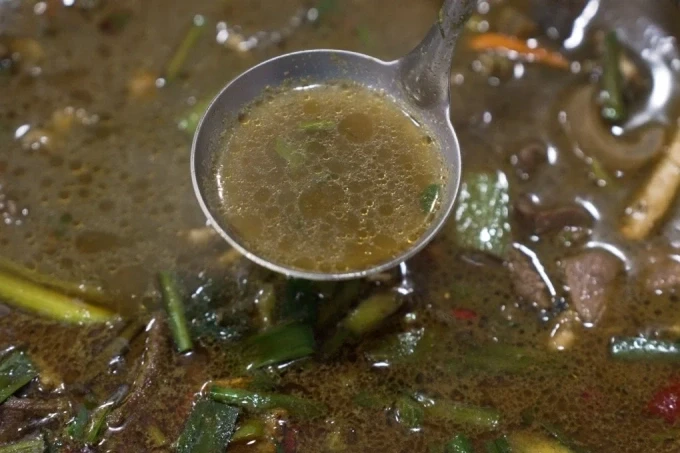Nước dùng món ăn có màu xanh ô liu. Ảnh: SCMP