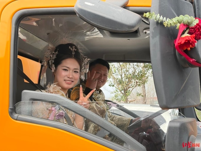 Cô dâu, chú rể ngồi trên một chiếc xe bồn, đón dâu hôm 28/3. Ảnh: News China