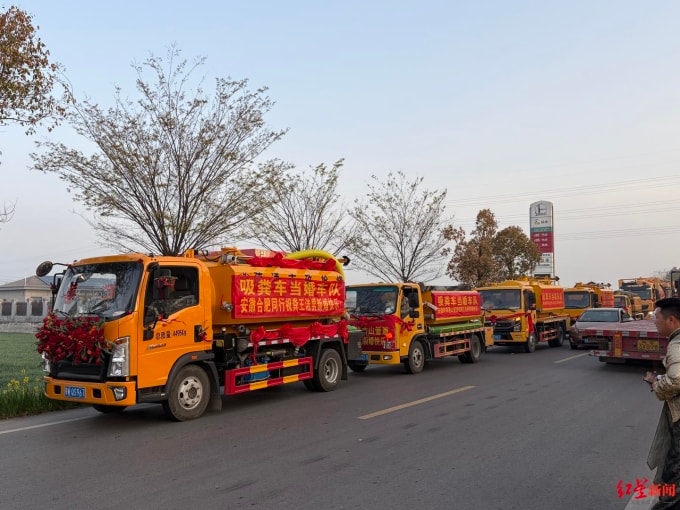 Dàn xe bồn kết hoa đi đón dâu cho chú rể Pan Haonam, hôm 28/3. Ảnh: News China