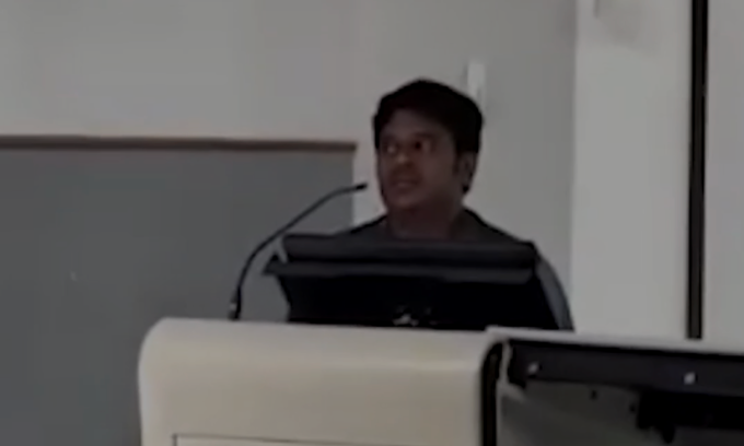 Giáo sư Abdul Rahman Shariff công khai tỏ tình sinh viên ở Cao đẳng Y khoa Sri Siddhartha, bang Karnataka, Ấn Độ. Ảnh: NDTV