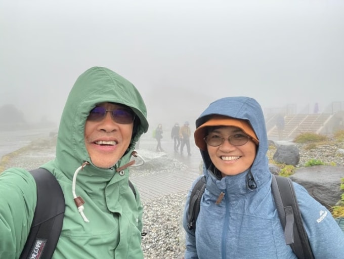 Lim (bên trái) cùng người vợ quá cố, Goh, trong chuyến du lịch. Ảnh: Lim Shyang Guey