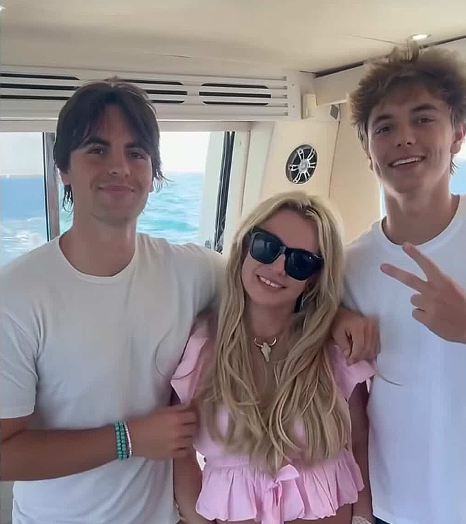 Britney Spears và hai con trai Sean Preston (trái) và Jayden James. Ảnh: Instagram/ Britney Spears