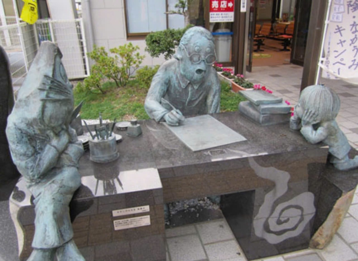 Những nhân vật manga ở một góc đường Sakaiminato. Ảnh: Yasu-notebook.