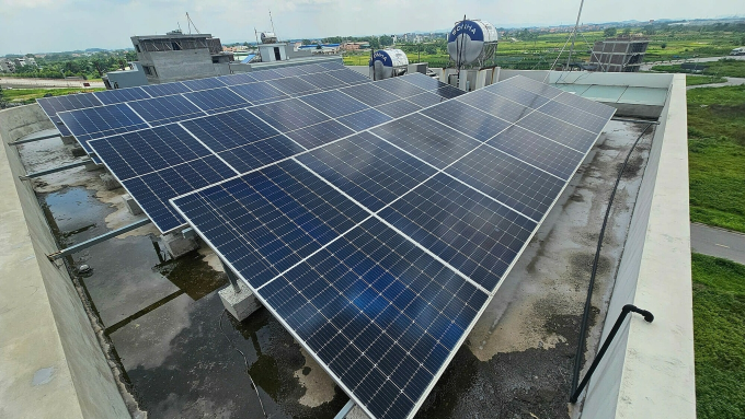 Hệ thống điện mặt trời mái nhà tại một hộ gia đình tại miền Bắc, tháng 6/2025. Ảnh: Phương Anh