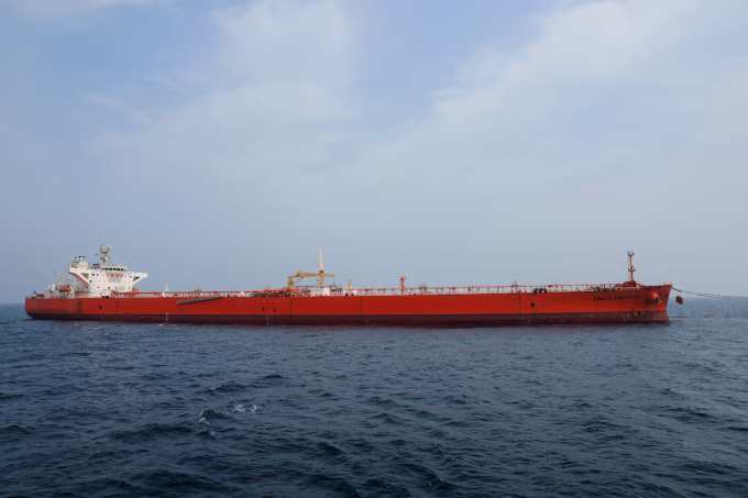 Tàu chở dầu thô Eagle San Juan đang dỡ hàng tại cảng nổi Single Point Mooring (SPM) của Cnergyico, gần bờ biển Hub ở Balochistan, Pakistan, ngày 18/3. Ảnh: Reuters