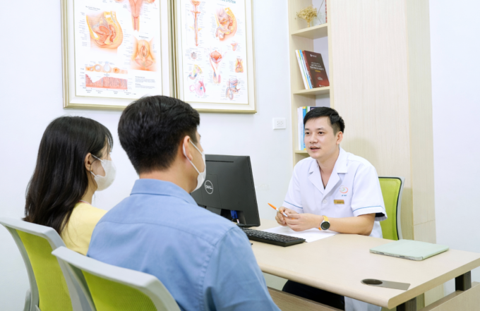 Bác sĩ Ngọc tư vấn cho cặp vợ chồng. Ảnh: Bệnh viện cung cấp