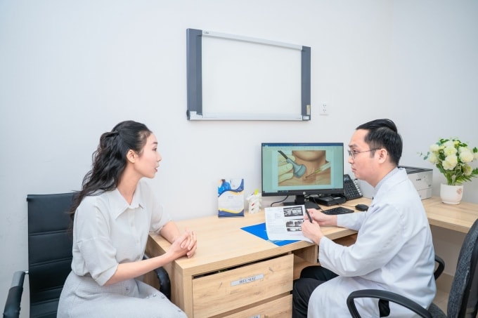 Đội ngũ điều dưỡng trò chuyện cùng người bệnh trong hành trình điều trị. Ảnh: Vinmec