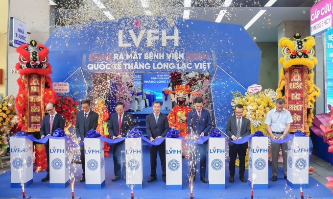 Thứ trưởng Y tế Trần Văn Thuấn (cà vạt xanh, đứng giữa) cùng lãnh đạo Sở Y tế Hà Nội và ban lãnh đạo bệnh viện cắt băng khánh thành. Ảnh: LVFH