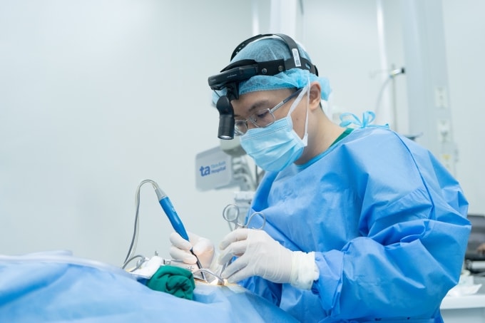 Bác sĩ Tường đang phẫu thuật cắt amidan cho người bệnh. Ảnh: Bệnh viện Đa khoa Tâm Anh