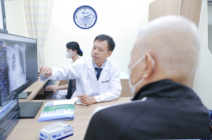 Phó giáo sư Vĩnh lý giải về nguyên nhân cơn ho cho người bệnh. Ảnh: Bệnh viện Đa khoa Tâm Anh