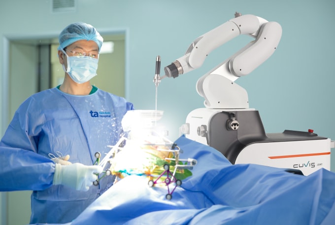 Bác sĩ Học thay khớp gối cho bà Ngọt bằng hệ thống robot Cuvis-Joint. Ảnh: Bệnh viện Đa khoa Tâm Anh