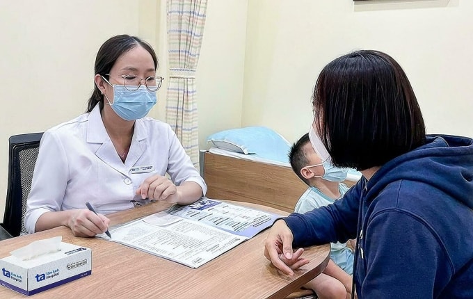 ThS.BS Đoàn Thị Hoài Trang, Đơn vị Nhi, tư vấn bệnh tay chân miệng cho một bà mẹ tại Phòng khám Đa khoa Tâm Anh Quận 7. Ảnh: Minh Tâm