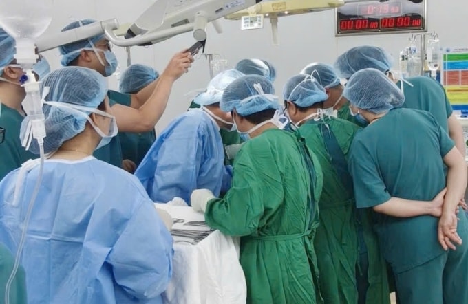 Các bác sĩ phẫu thuật khẩn cấp cho bệnh nhân lúc nửa đêm tại Bệnh viện Từ Dũ. Ảnh: Bệnh viện cung cấp