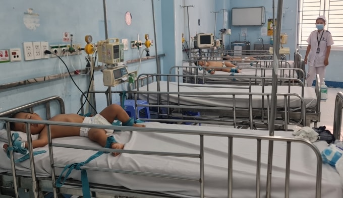 Trẻ tay chân miệng nặng điều trị tại bệnh viện Nhi đồng 1, được cố định tay chân vào giường để tránh kích thích. Ảnh: Lê Phương