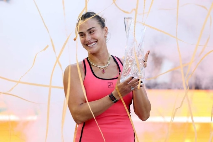 Sabalenka mừng chức vô địch, sau trận chung kết Miami Mở rộng, trên sân Hard Rock, Miami, Florida, Mỹ hôm 29/3. Ảnh: Reuters