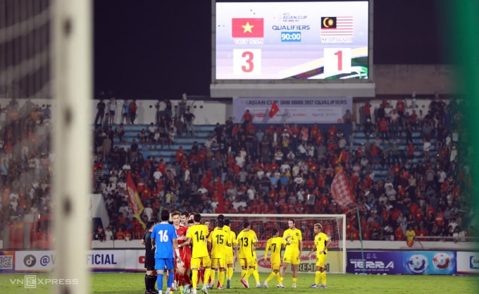 Cầu thủ Malaysia (áo vàng) buồn bã khi bắt tay các đồng nghiệp Việt Nam sau trận đấu tại Thiên Trường. Ảnh: Đức Đồng
