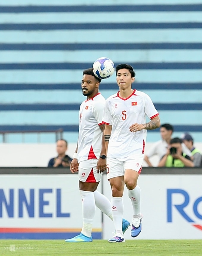 Nguyễn Xuân Son (trái) và Đoàn Văn Hậu tập luyện cùng đội tuyển Việt Nam tại sân Thiên Trường ở Ninh Bình, ngày 30/3/2026. Ảnh: Hiếu Lương