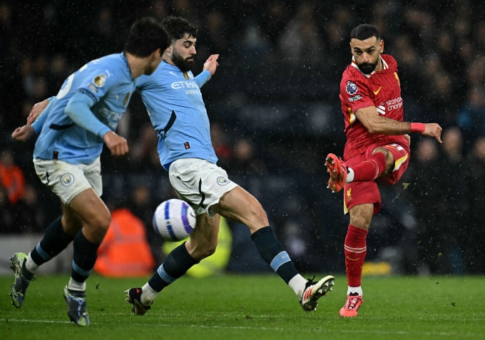 Salah dứt điểm trong trận Liverpool thắng Man City 2-0 trên sân Etihad, Manchester ở vòng 26 Ngoại hạng Anh ngày 23/2/2025. Ảnh: AFP
