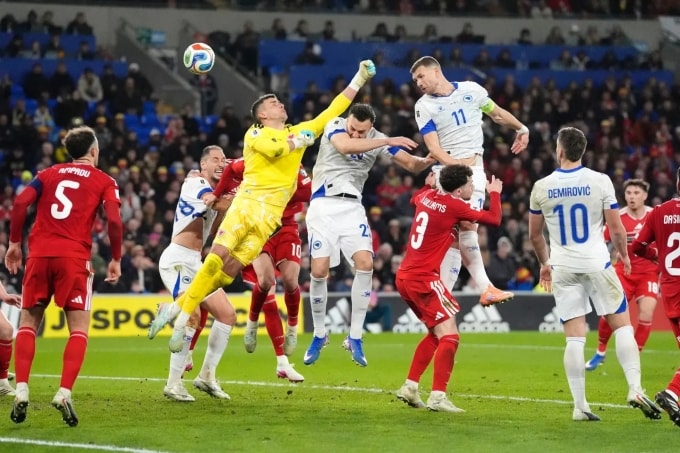 Dzeko đánh đầu gỡ hòa 1-1 cho Bosnia trong trận bán kết play-off World Cup 2026 khu vực châu Âu với Xứ Wales trên sân Cardiff, Xứ Wales ngày 26/3/2026. Ảnh: AP