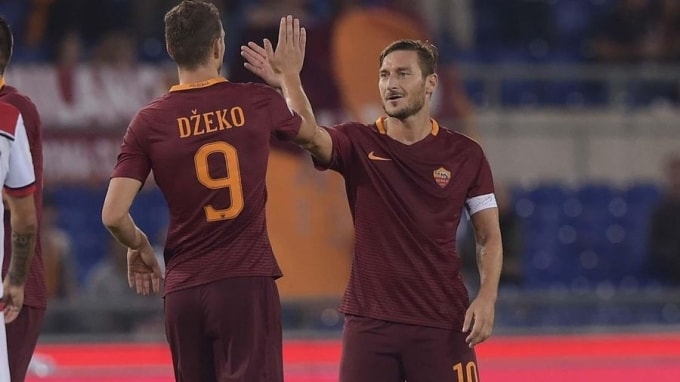 Dzeko từng sát cánh với Totti trong những năm cuối sự nghiệp của huyền thoại người Italy ở sân Olimpico. Ảnh: AS Roma